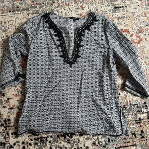 Anne Carson Black and White Graphic 3/4 Sleeve Blouse
